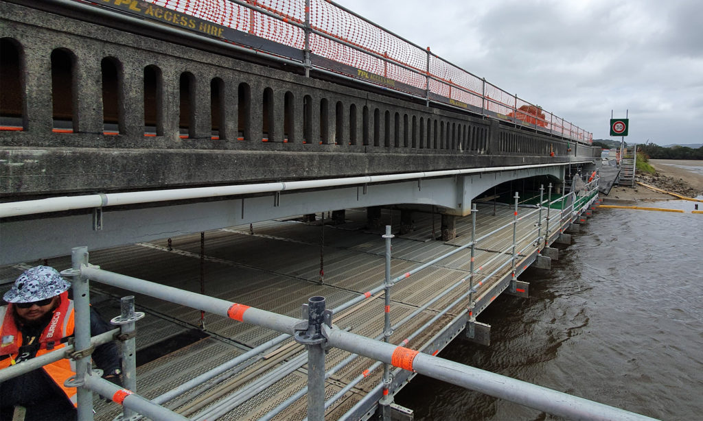 Locking devices on the FlexBeams ensured the scaffold decks remained secure during high tide of the flowing estuary